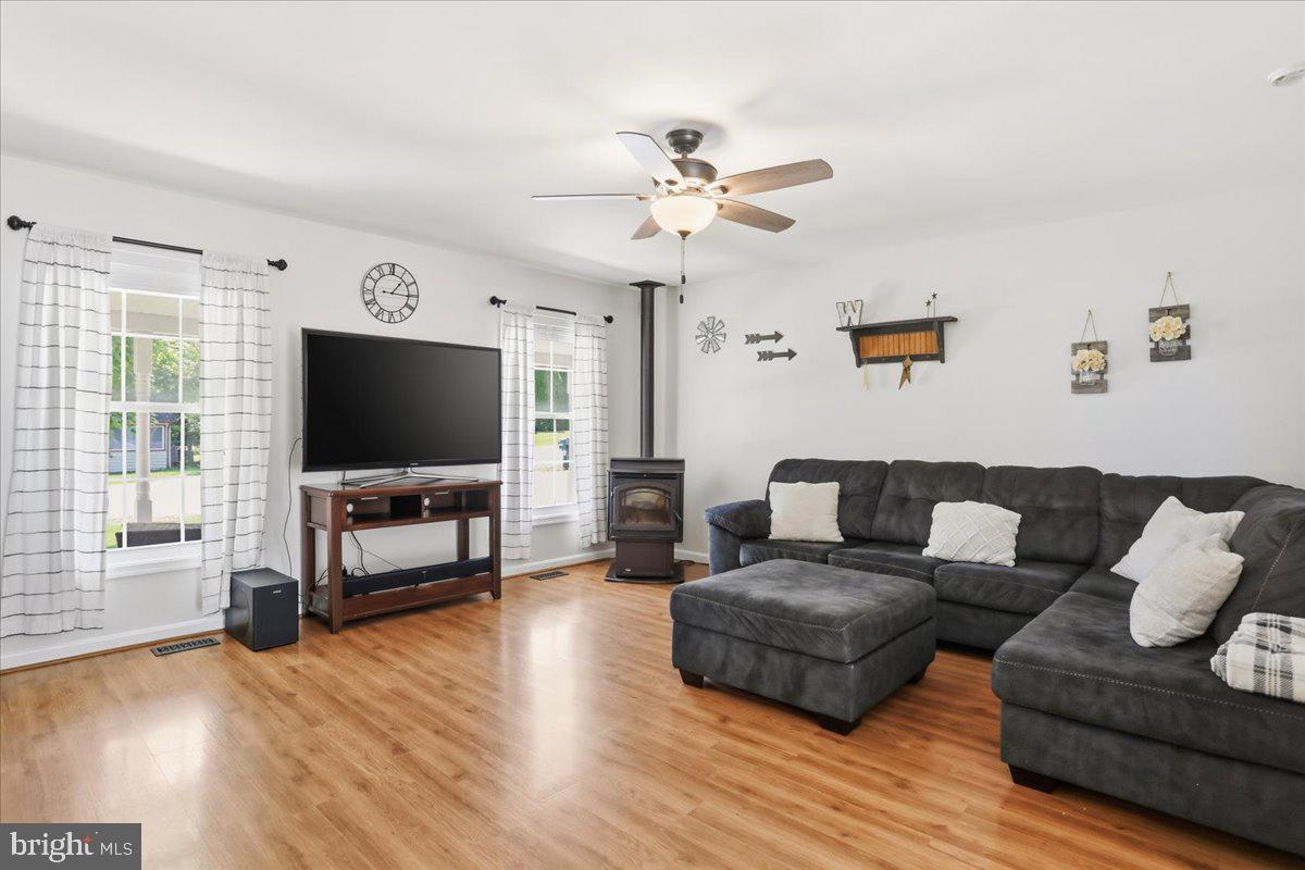 16818 Sterling Road Williamsport, MD 21795 - Photo 7 of 48 Living room