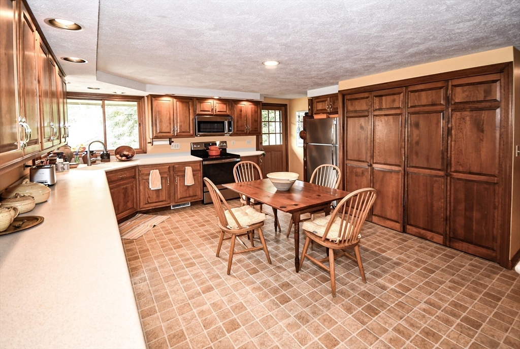 156 Lakeshore Road Boxford, MA 01921 - Photo 8 of 31