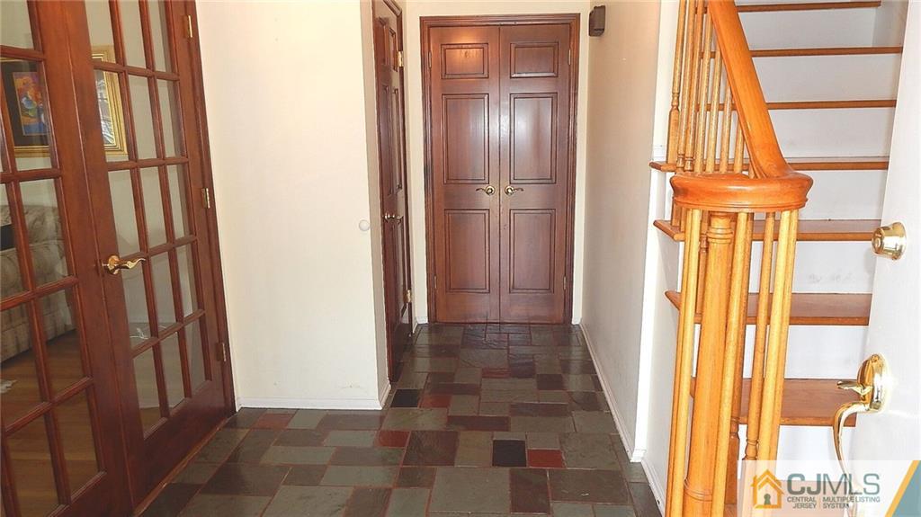 77 South Cliff Road Colonia, NJ 07067 - Photo 4 of 47 Gallery Image 4