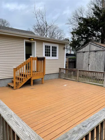 a view of house with entertaining space