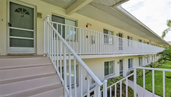 a view of entryway with a front door