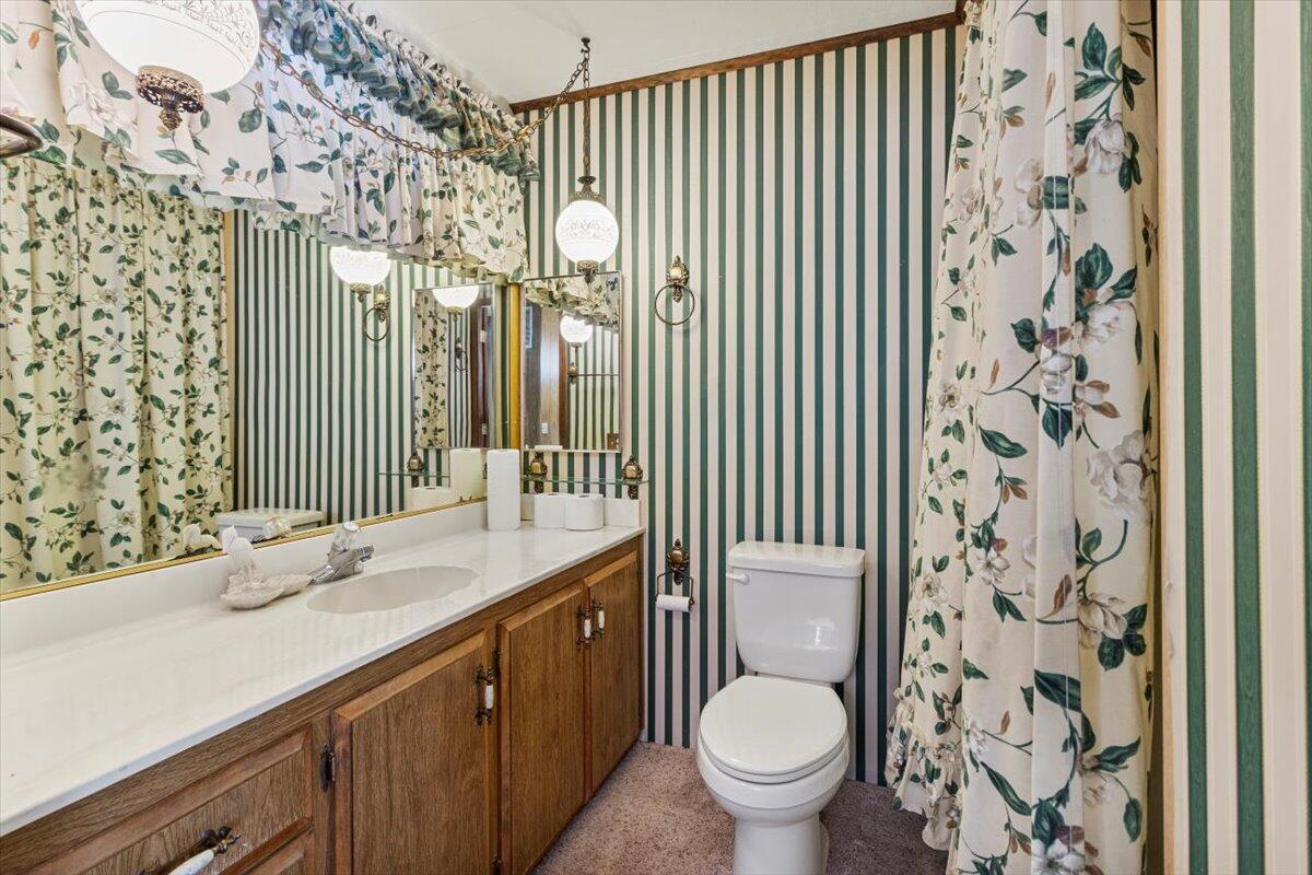 3955 South Stage Road, Unit 7 Medford, OR 97501 - Photo 25 of 36 Primary Bathroom