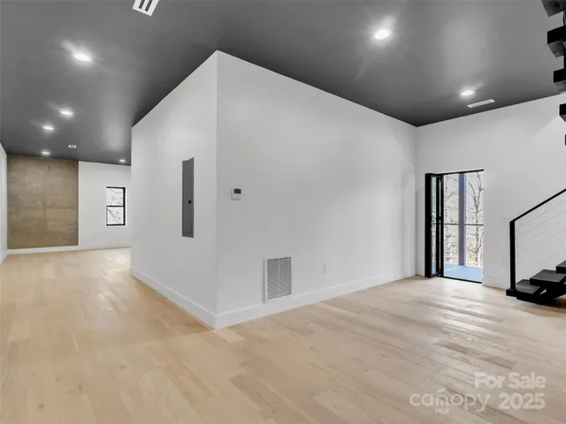 $875,000 | 130 Midway Crossing Drive, Clyde, NC 28721