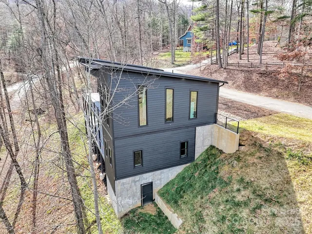 $875,000 | 130 Midway Crossing Drive, Clyde, NC 28721