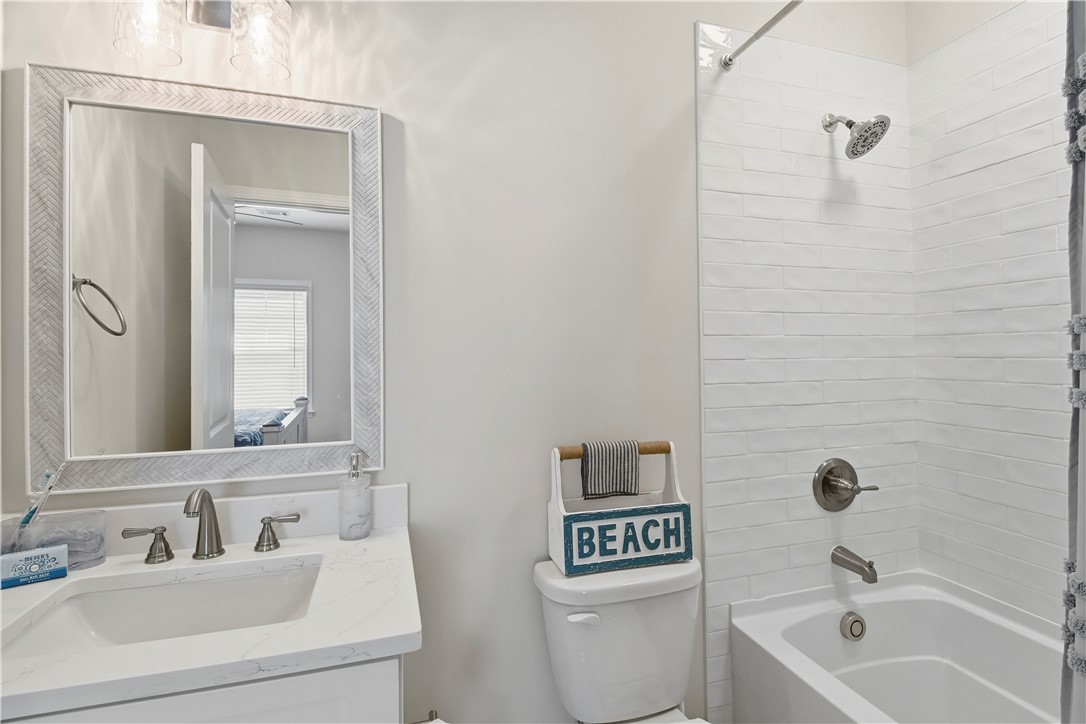 18 Edenham Court Brunswick, GA 31523 - Photo 20 of 32 Simply beautiful ensuite/second primary tiled bath, white and bright!