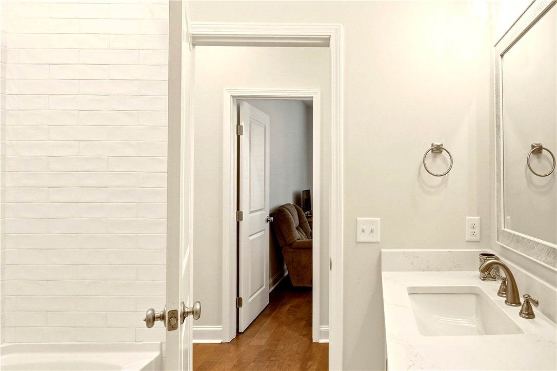 18 Edenham Court Brunswick, GA 31523 - Photo 26 of 32 Hall bath accommodates 3rd and 4th bedroom, light bright and fresh!!