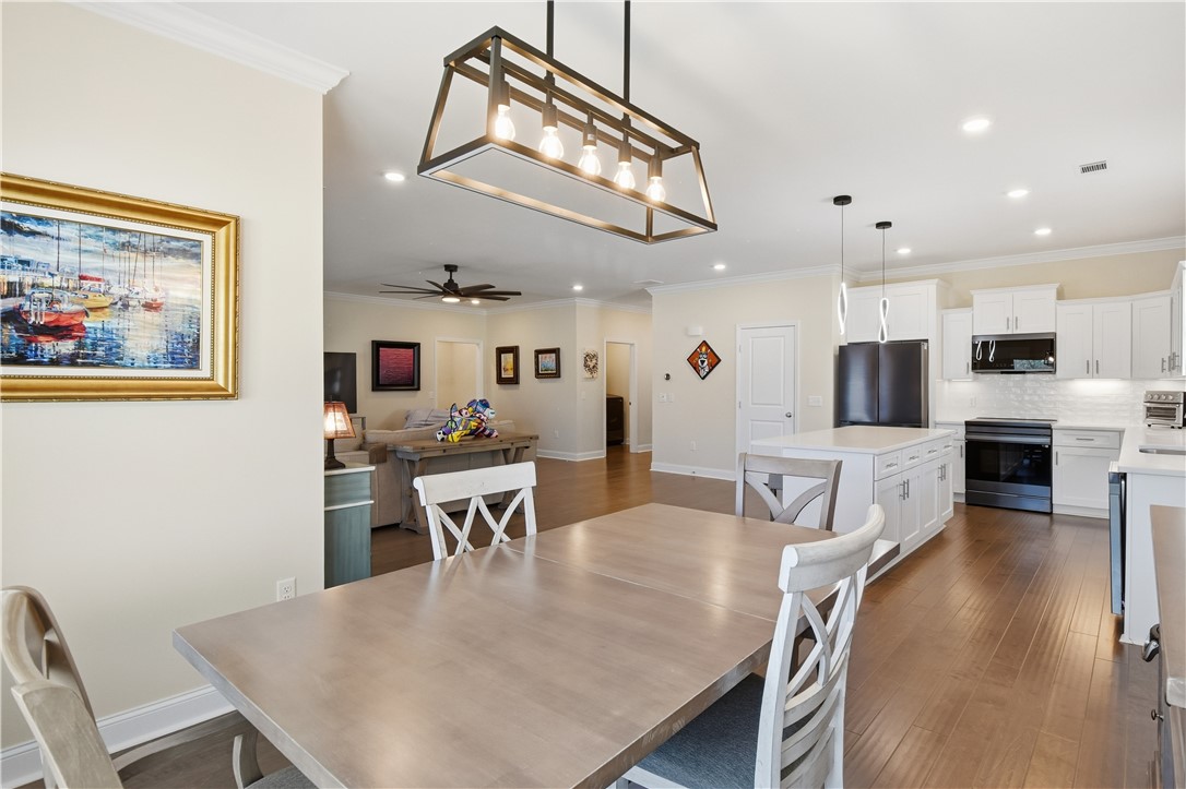 18 Edenham Court Brunswick, GA 31523 - Photo 7 of 32 Great entertaining space and daily living...open to time spent making memories!