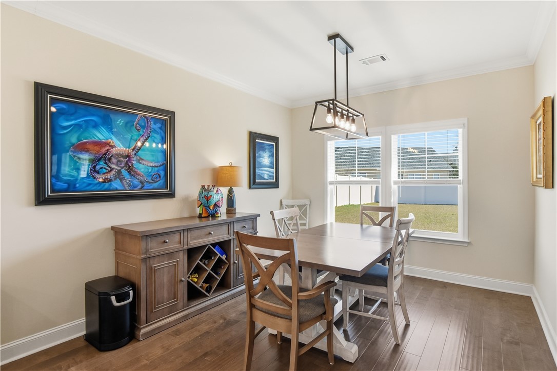 18 Edenham Court Brunswick, GA 31523 - Photo 9 of 32 roomy dining space with nice view of backyard with privacy!
