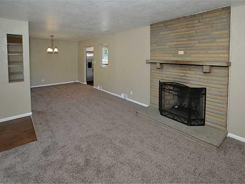 329 Center New Texas Road Plum, PA 15239 - Photo 11 of 24 Living Room.