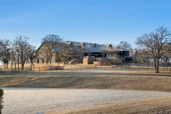 a view of back yard of the house