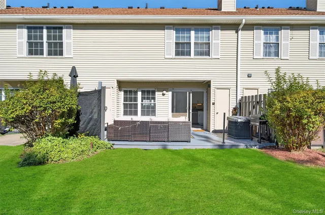 a view of house with a big yard