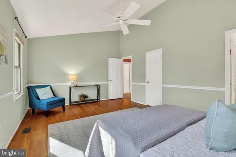 a view of a utility room with dryer and washer