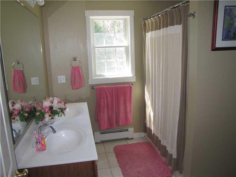 11 North Ridge Road West Gardiner, ME 04345 - Photo 13 of 19 Bathroom.