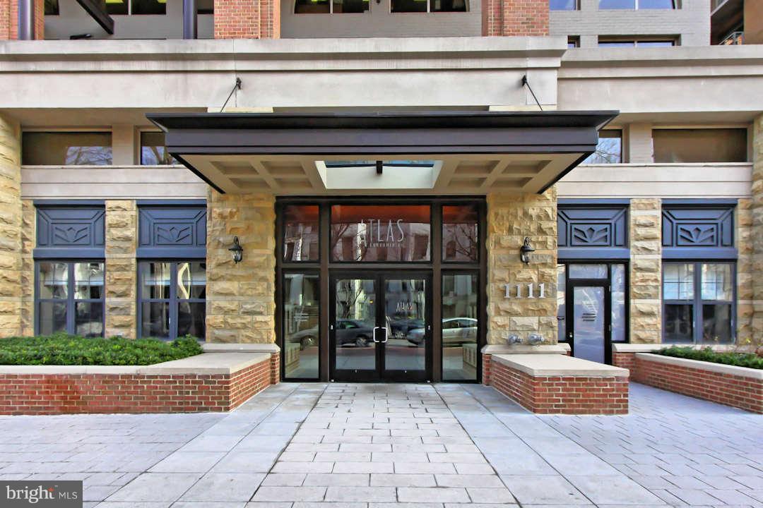 1111 25th Street Northwest, Unit 714 Washington, DC 20037 - Photo 3 of 28 a front view of building with yard