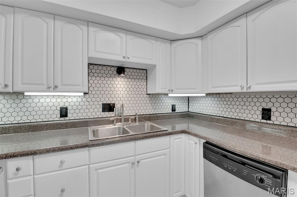 1438 Bluebird Terrace St. Louis, MO 63144 - Photo 9 of 20