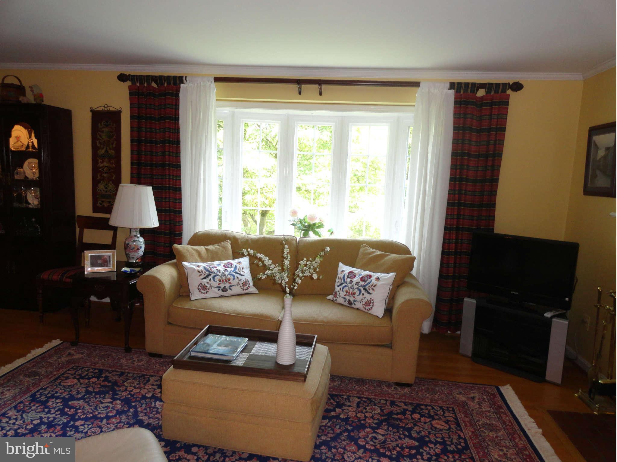7125 Thrasher Road McLean, VA 22101 - Photo 7 of 27 Living Room