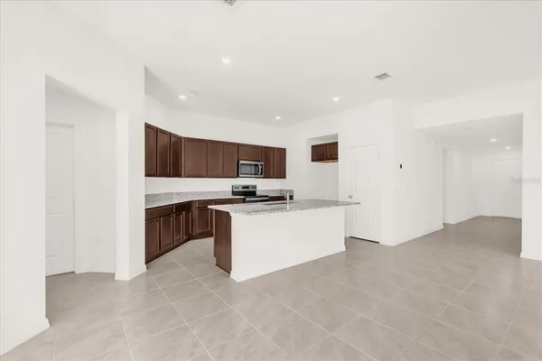 $322,565 | 560 Mahogany Way, Dundee, FL 33898