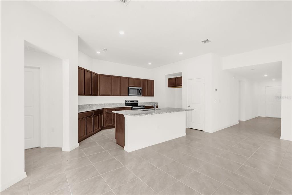 560 Mahogany Way Dundee, FL 33898 - Photo 4 of 18