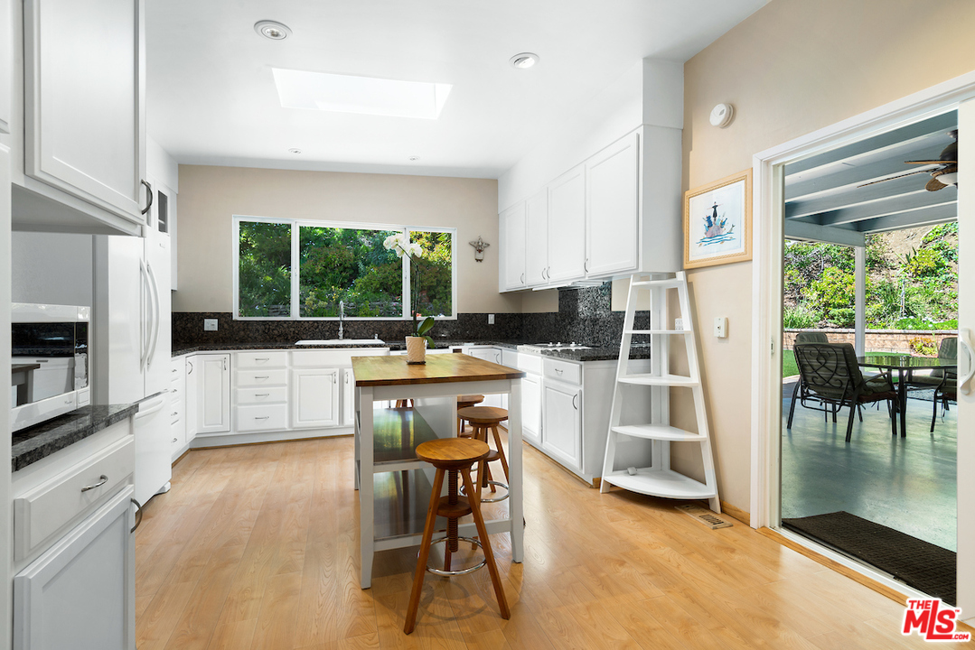 1901 Roscomare Road Los Angeles, CA 90077 - Photo 2 of 23
