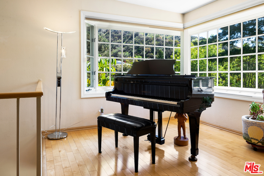 1901 Roscomare Road Los Angeles, CA 90077 - Photo 10 of 23