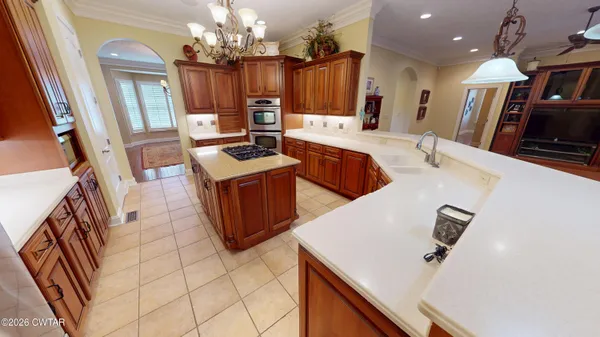a large kitchen with kitchen island a large island in it