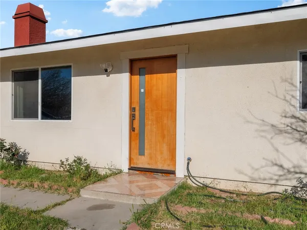 a view of entryway with livingroom