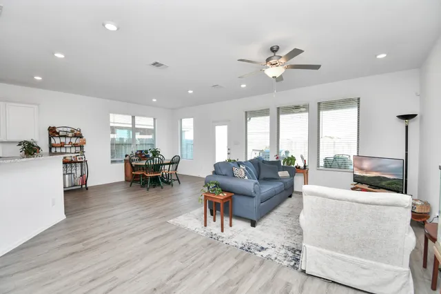 $340,000 | 732 Willow Harbor Lane, La Marque, TX 77568