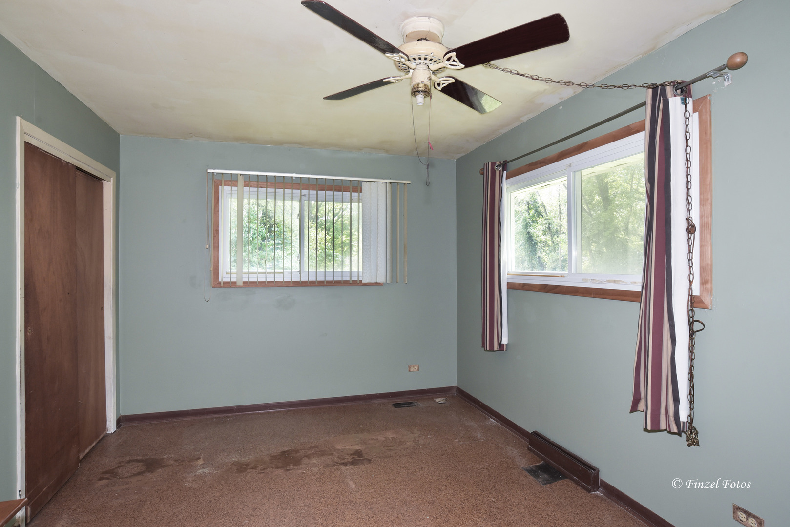 557 Willard Avenue Elgin, IL 60120 - Photo 11 of 16 a view of an empty room with a window