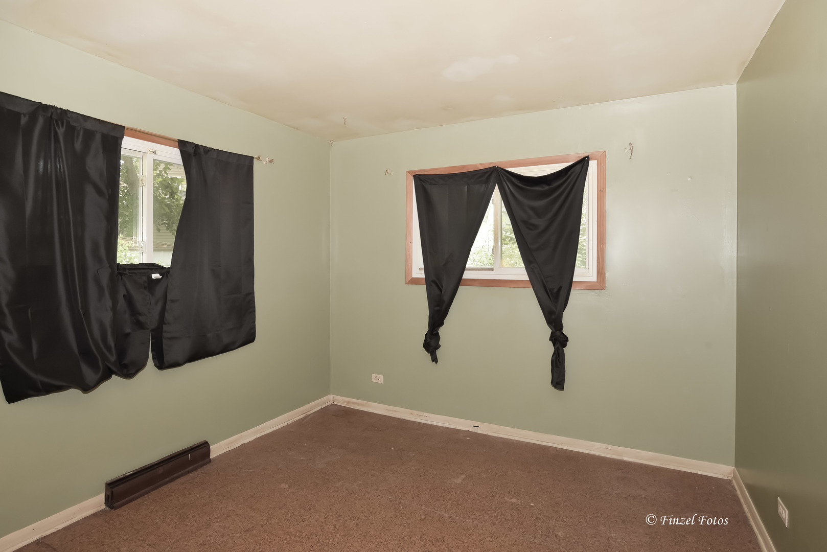 557 Willard Avenue Elgin, IL 60120 - Photo 12 of 16 an entryway