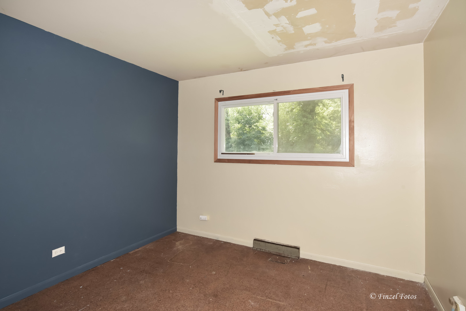 557 Willard Avenue Elgin, IL 60120 - Photo 13 of 16 an empty room with windows