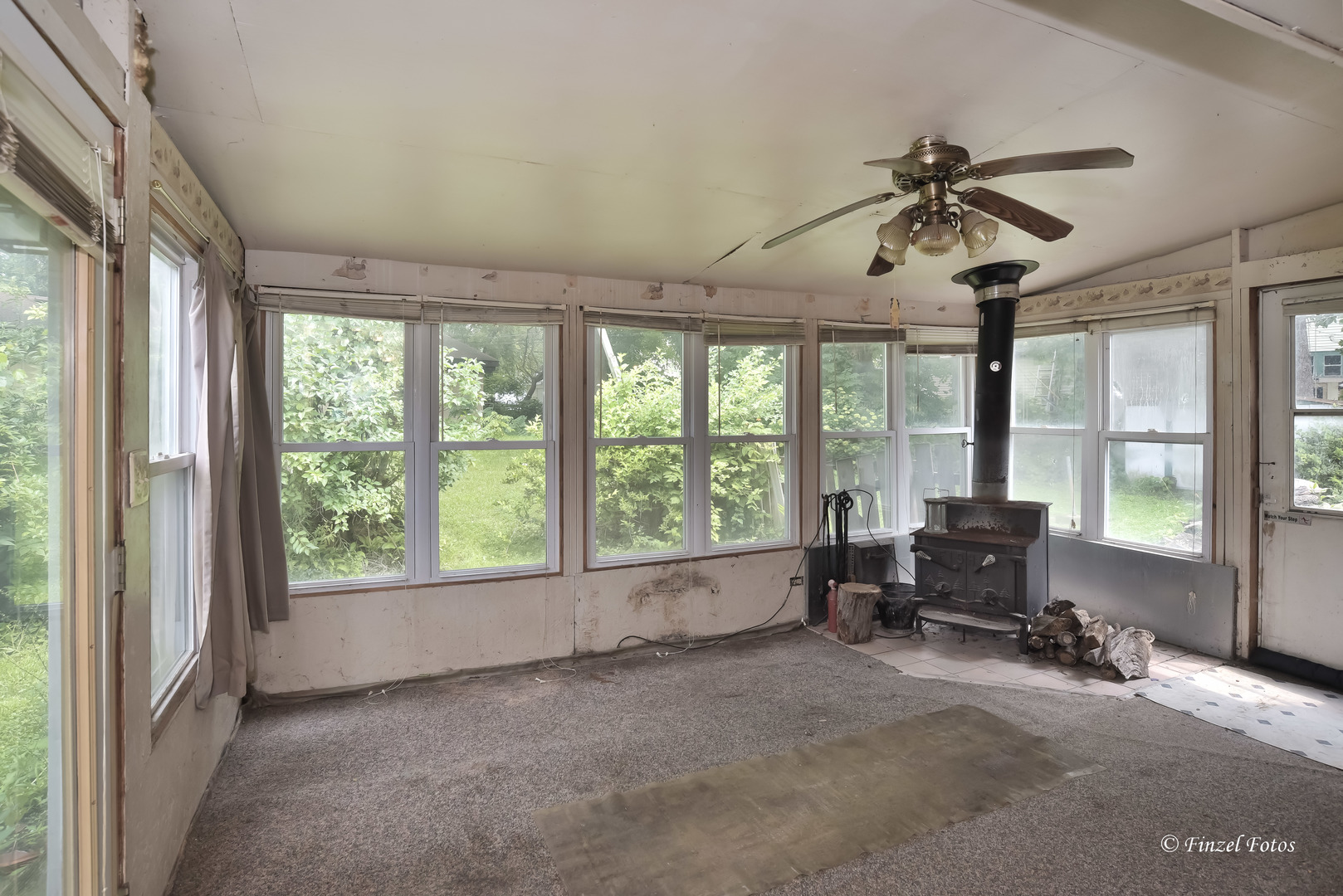 557 Willard Avenue Elgin, IL 60120 - Photo 15 of 16 a living room with furniture and a large window