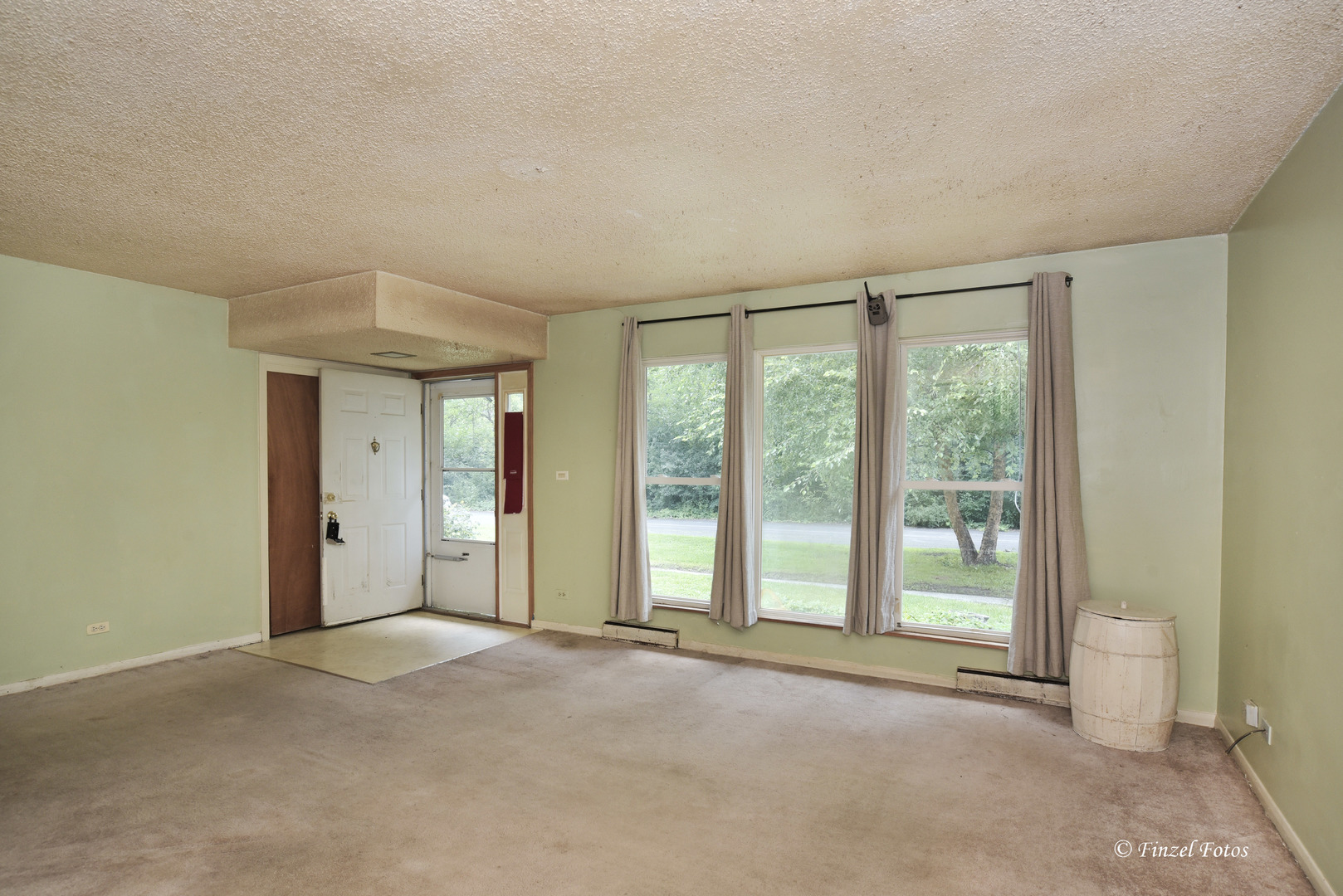 557 Willard Avenue Elgin, IL 60120 - Photo 4 of 16 a view of an empty room with a window