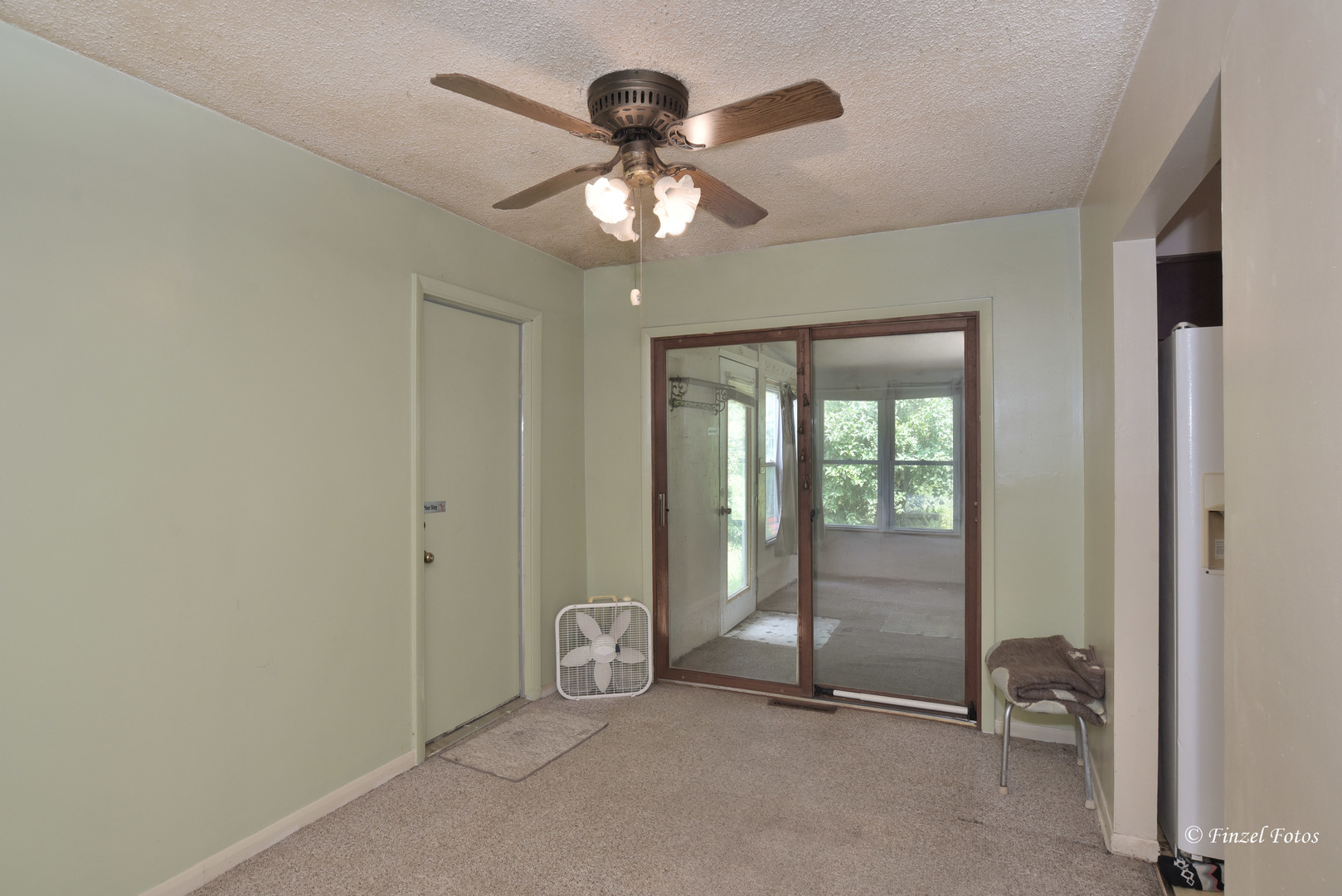 557 Willard Avenue Elgin, IL 60120 - Photo 6 of 16 a view of an empty room with a window