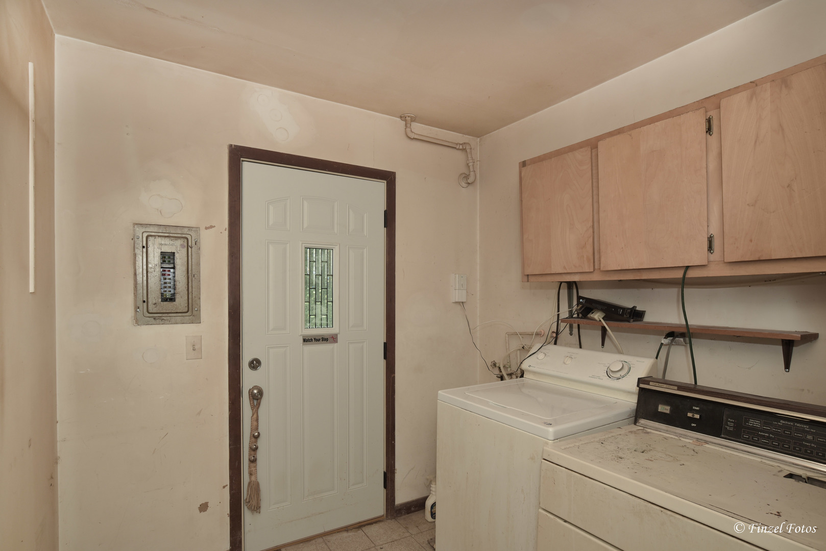 557 Willard Avenue Elgin, IL 60120 - Photo 10 of 16 a utility room with dryer and washer