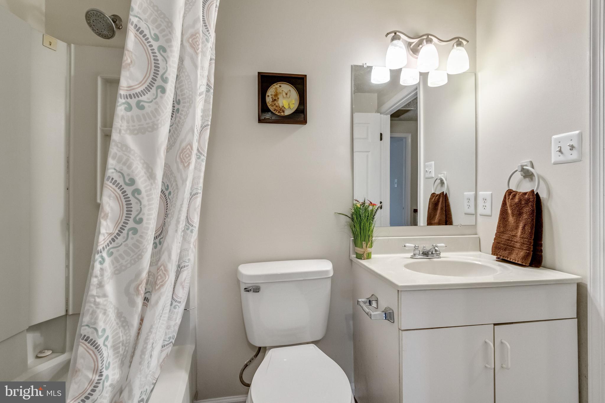 8344 Bark Tree Court Springfield, VA 22153 - Photo 19 of 31 Upstairs full bath, freshly painted (2021)