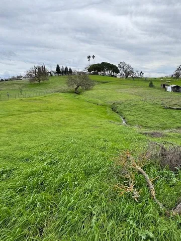 a view of a lake with houses in back