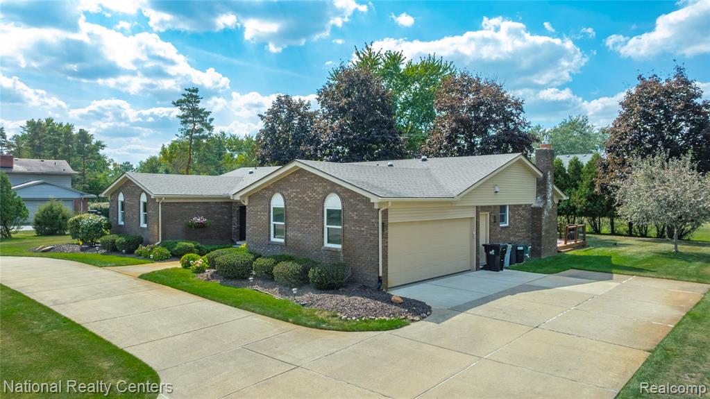 26131 Pleasant Valley Road Farmington Hills, MI 48331 - Photo 7 of 61