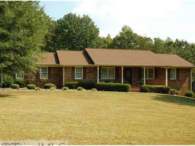 4475 Cotswold Road Pfafftown, NC 27040 - Photo 1 of 16 Exterior Front.