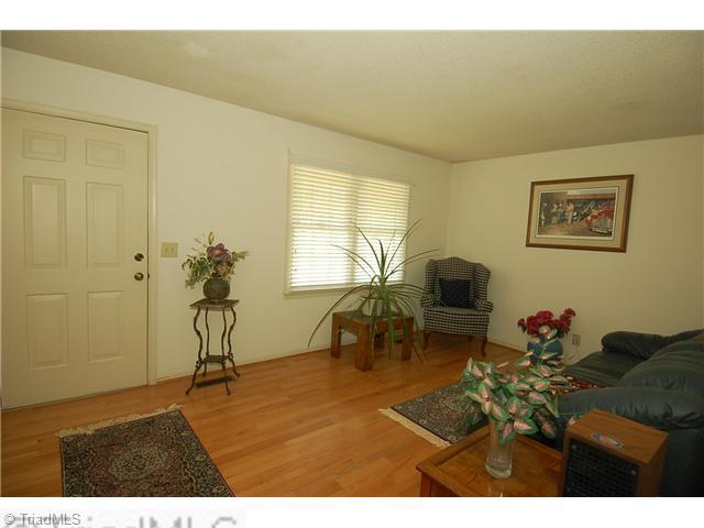 4475 Cotswold Road Pfafftown, NC 27040 - Photo 2 of 16 Living Room.