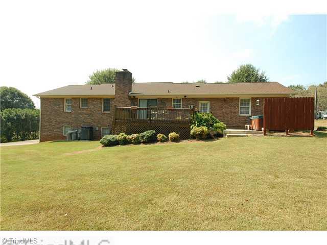 4475 Cotswold Road Pfafftown, NC 27040 - Photo 13 of 16 Exterior Back.