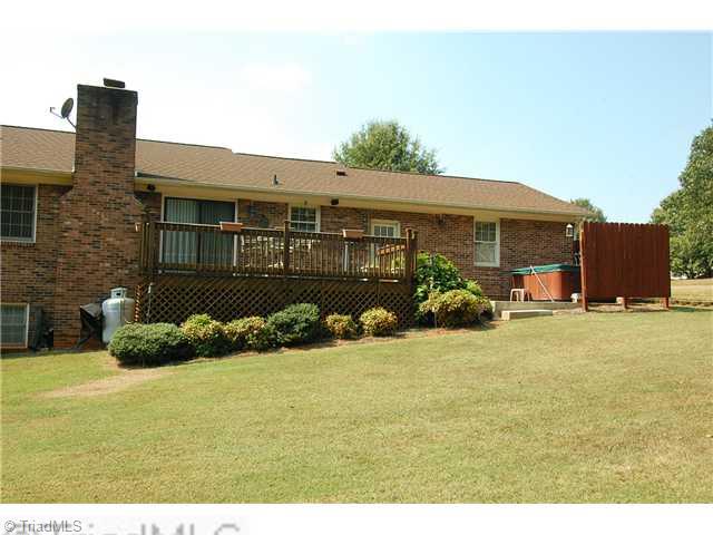 4475 Cotswold Road Pfafftown, NC 27040 - Photo 14 of 16 Exterior Back.