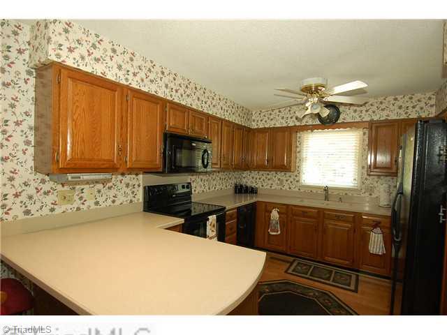 4475 Cotswold Road Pfafftown, NC 27040 - Photo 4 of 16 Kitchen.