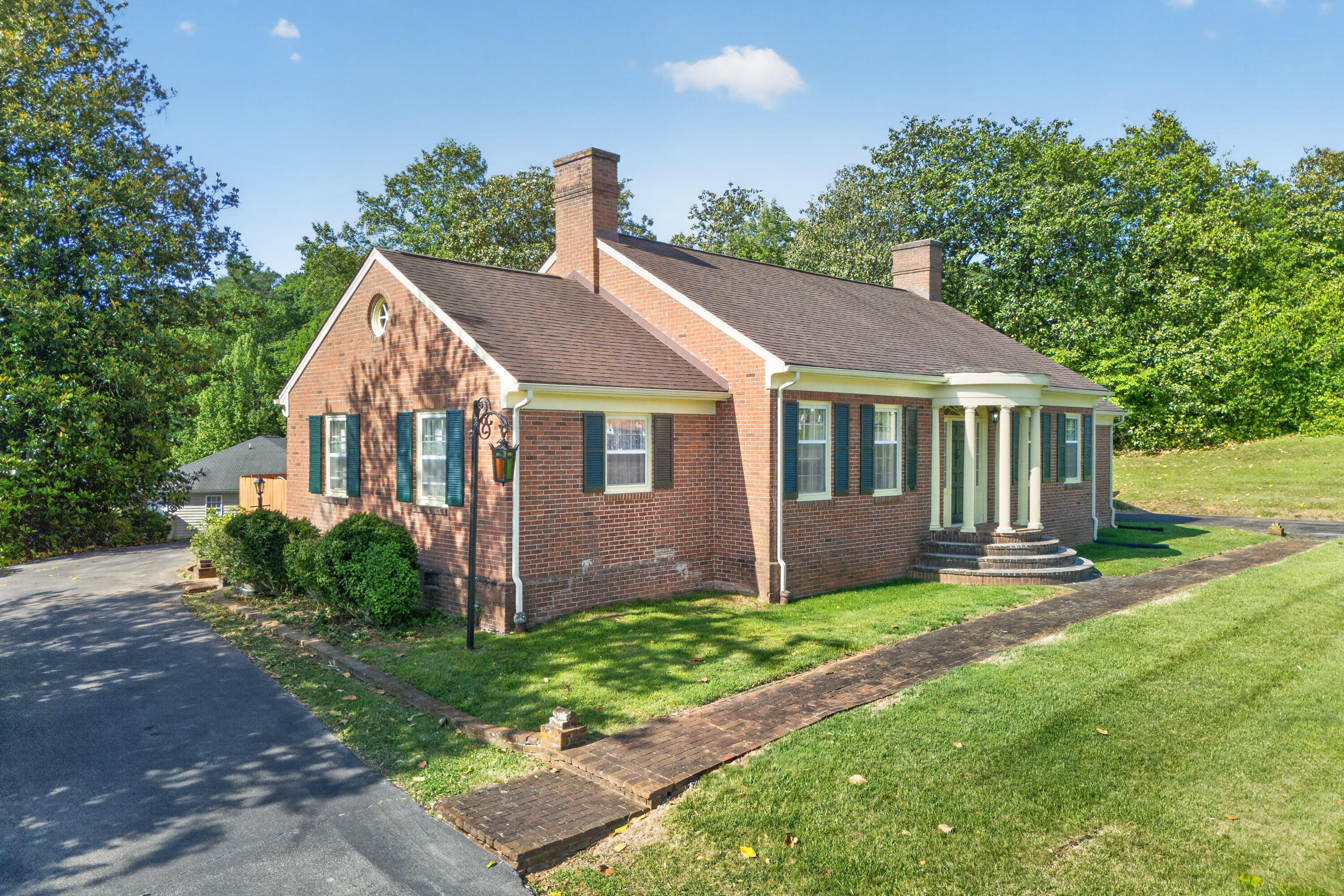 4322 Rosecrest Road Roanoke, VA 24018 - Photo 3 of 36 front view of a house and a yard