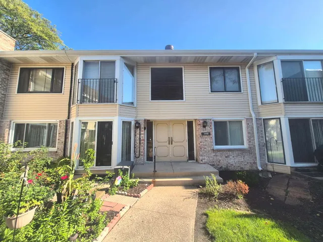 $185,000 | 2640 Mitchell Drive, Unit 5, Woodridge, IL 60517