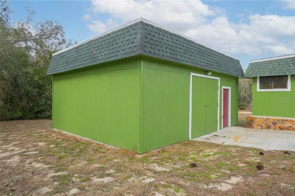 a view of a backyard