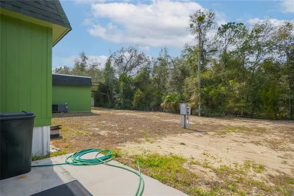 a view of a backyard