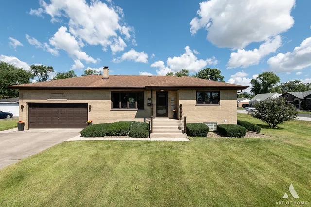 $379,999 | 6710 West 115th Street, Worth, IL 60482