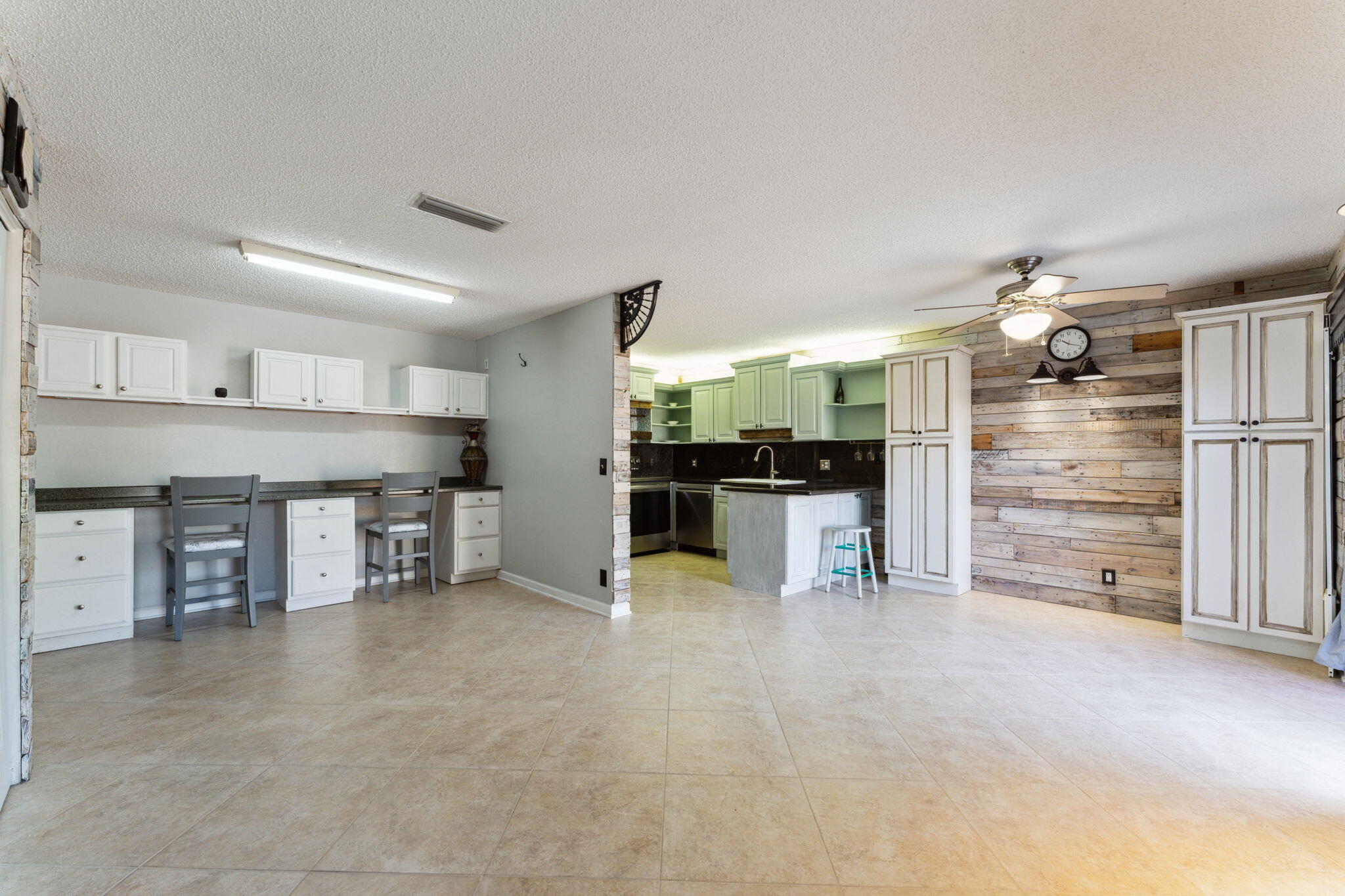 410 Arabian Road Palm Springs, FL 33461 - Photo 5 of 31 9-web-or-mls-DSC06891