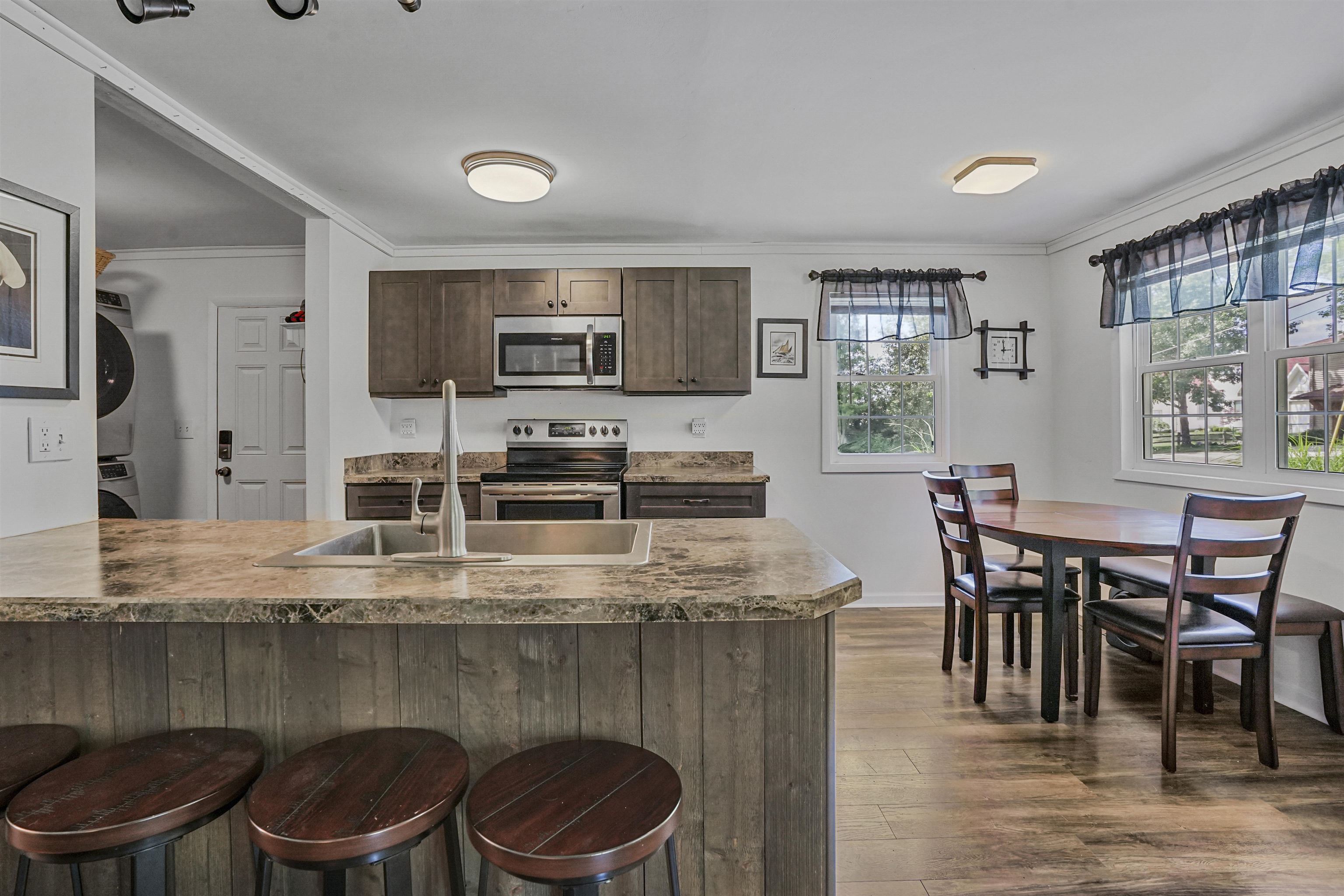 149 Sunset Point Cadillac, MI 49601 - Photo 7 of 27 1936904-29bb59f3-7fd4-4630-867d-104cb2bb775a.JPG