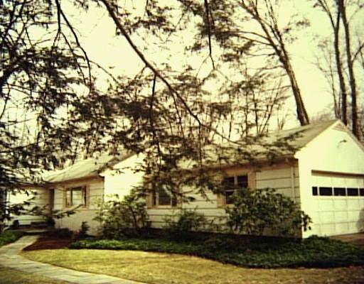 a view of house with a yard
